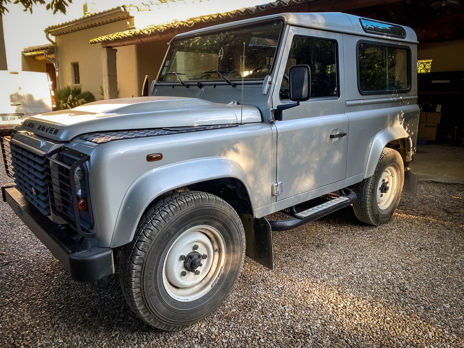 Land Rover Defender 